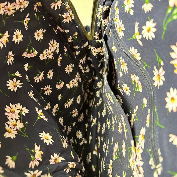 Vera Bradley Navy Daisy Color Block Utility Backpack with flower lining (NEW) - Picture 4 of 9